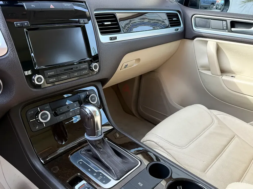 VW Touareg 2014 V6 | Full Option | GCC Spec | Excellent Condition | Service History - Image 11