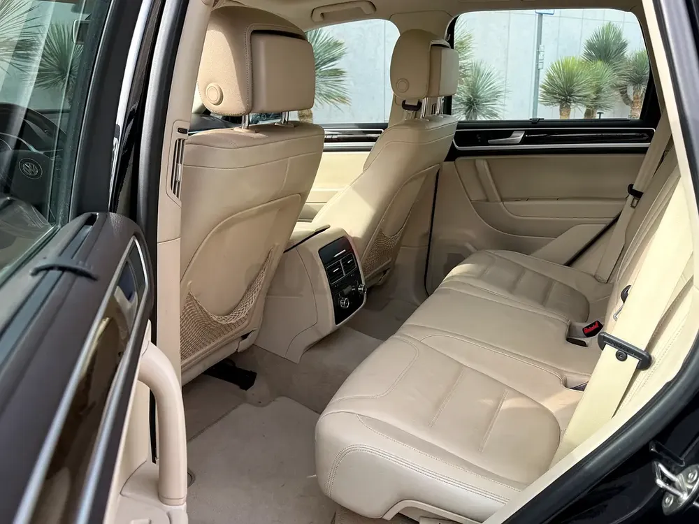 VW Touareg 2014 V6 | Full Option | GCC Spec | Excellent Condition | Service History - Image 12