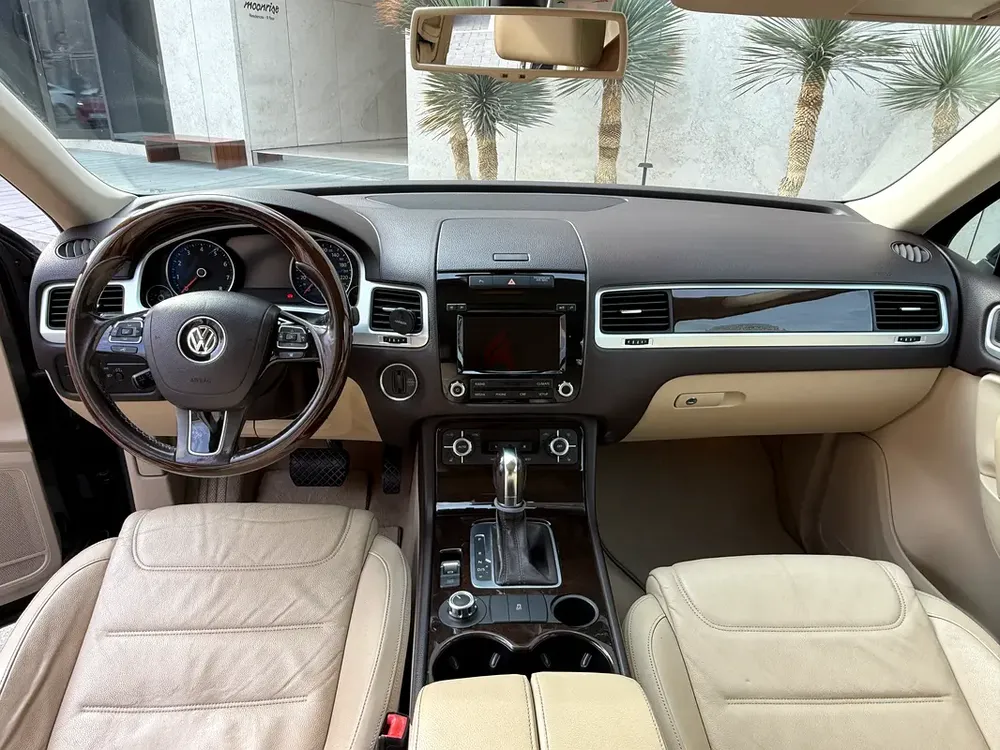 VW Touareg 2014 V6 | Full Option | GCC Spec | Excellent Condition | Service History - Image 15