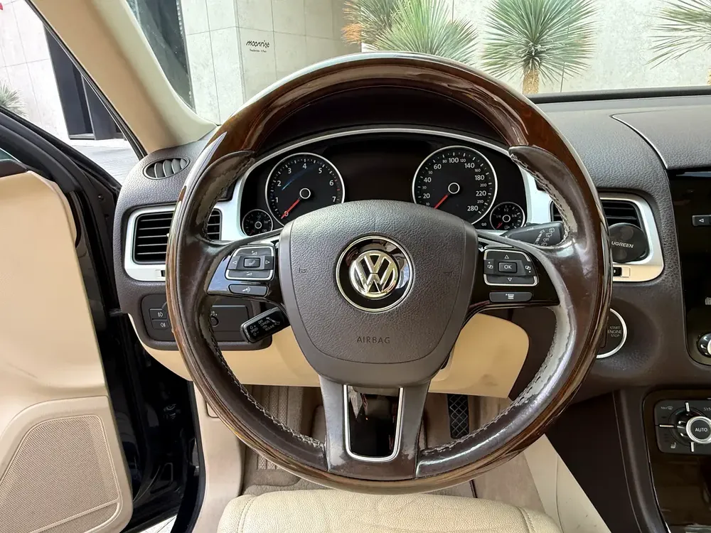 VW Touareg 2014 V6 | Full Option | GCC Spec | Excellent Condition | Service History - Image 16