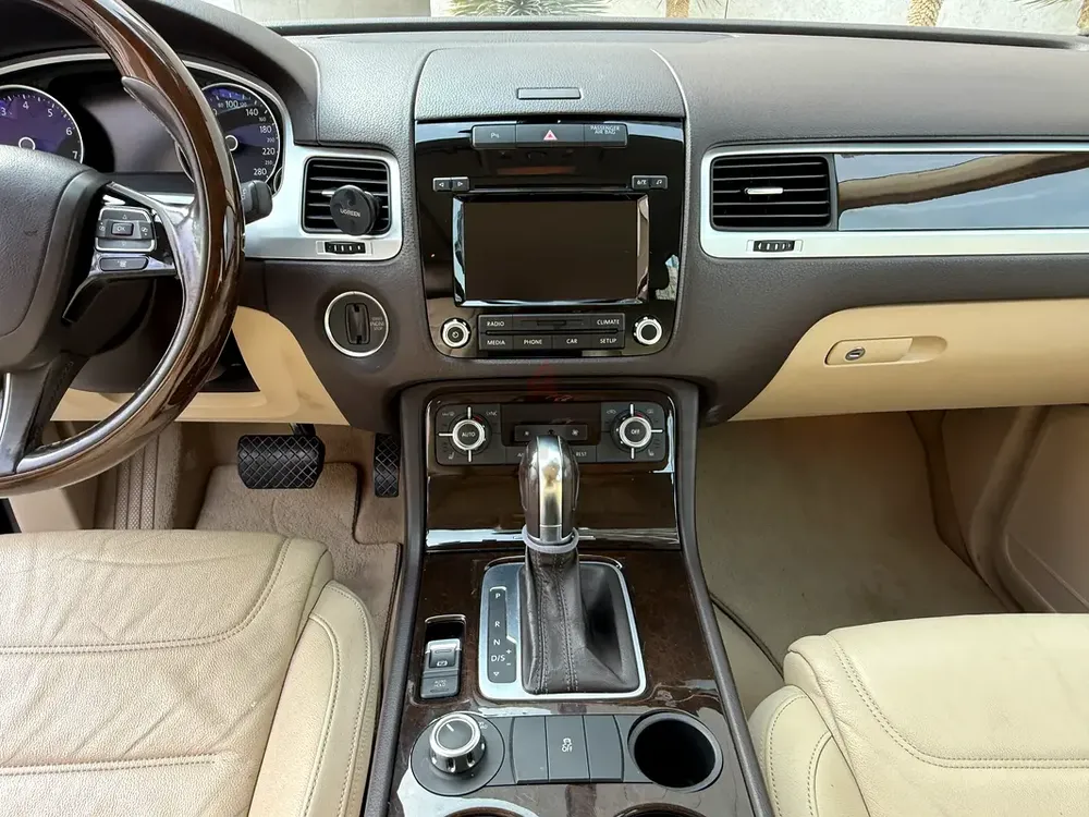 VW Touareg 2014 V6 | Full Option | GCC Spec | Excellent Condition | Service History - Image 17