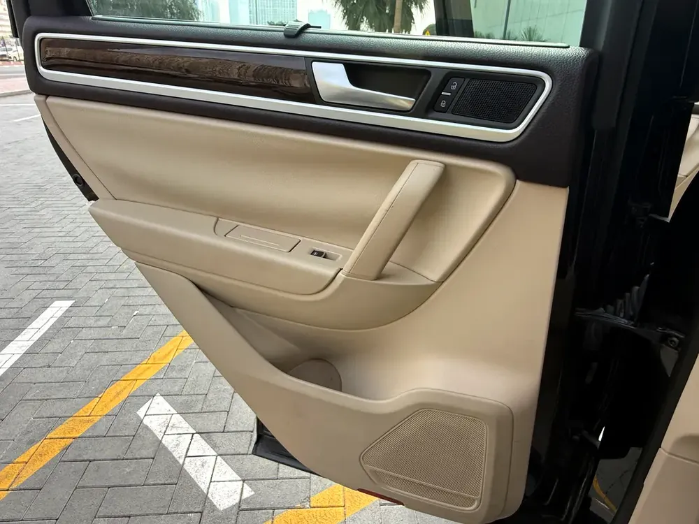 VW Touareg 2014 V6 | Full Option | GCC Spec | Excellent Condition | Service History - Image 19