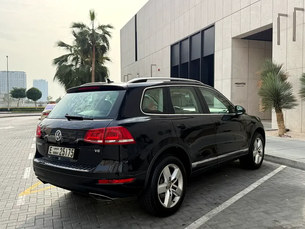 VW Touareg 2014 V6 | Full Option | GCC Spec | Excellent Condition | Service History - Image 4