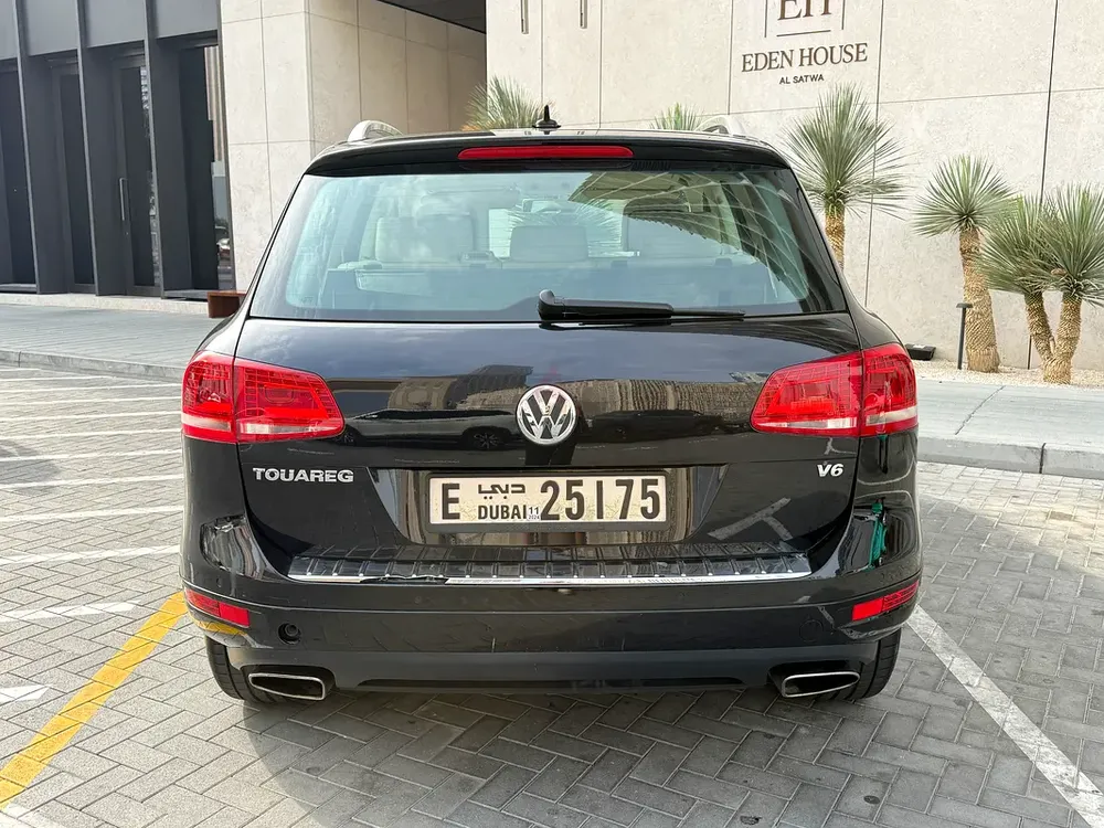 VW Touareg 2014 V6 | Full Option | GCC Spec | Excellent Condition | Service History - Image 5