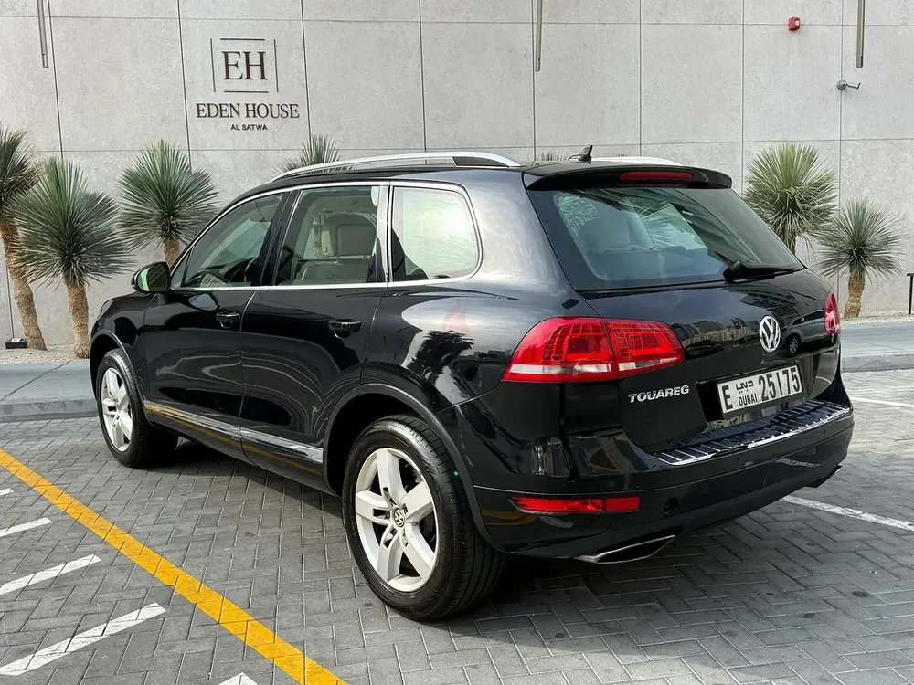 VW Touareg 2014 V6 | Full Option | GCC Spec | Excellent Condition | Service History - Image 6