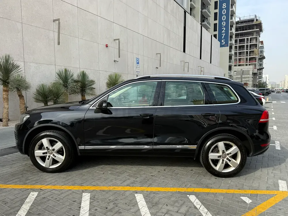 VW Touareg 2014 V6 | Full Option | GCC Spec | Excellent Condition | Service History - Image 7