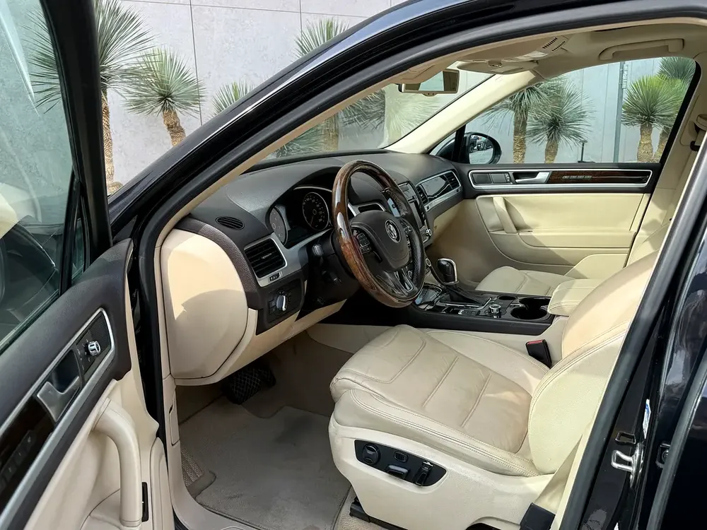 VW Touareg 2014 V6 | Full Option | GCC Spec | Excellent Condition | Service History - Image 9