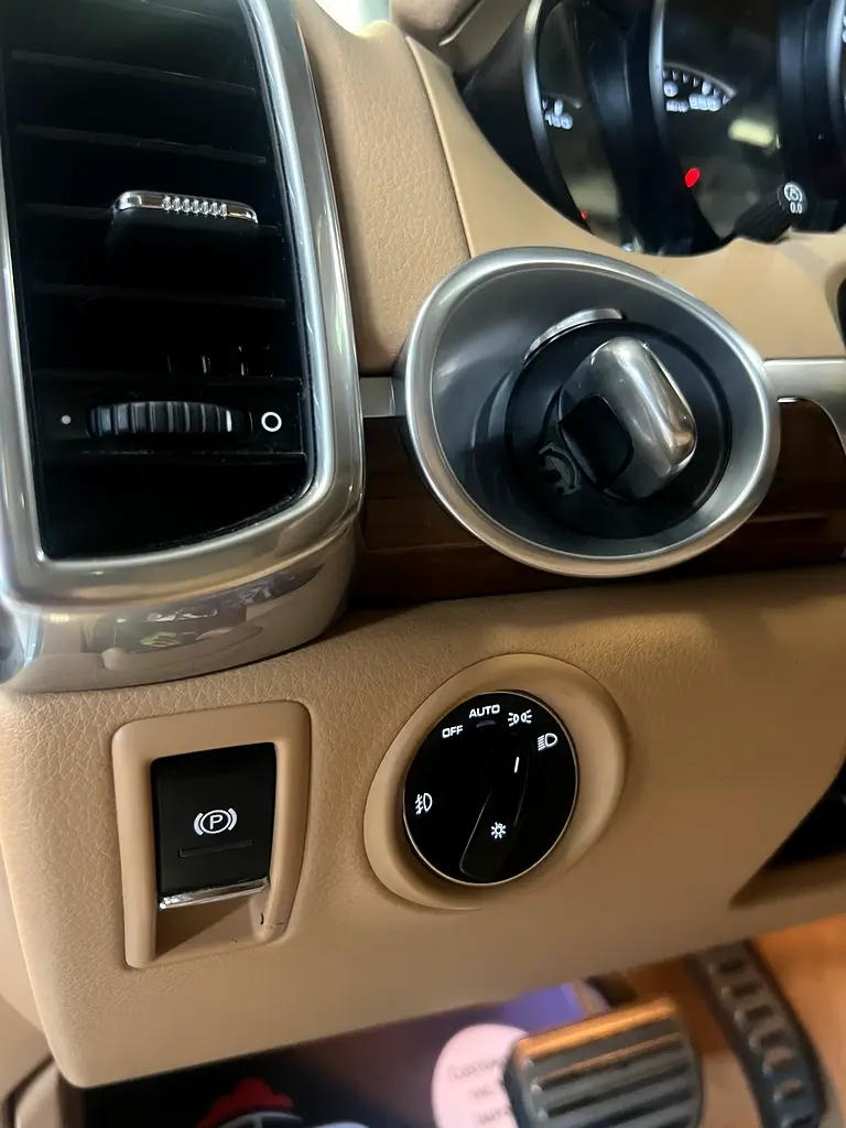 Porsche cayenne S 2014 GCC No accident clean car ready to drive - Image 12