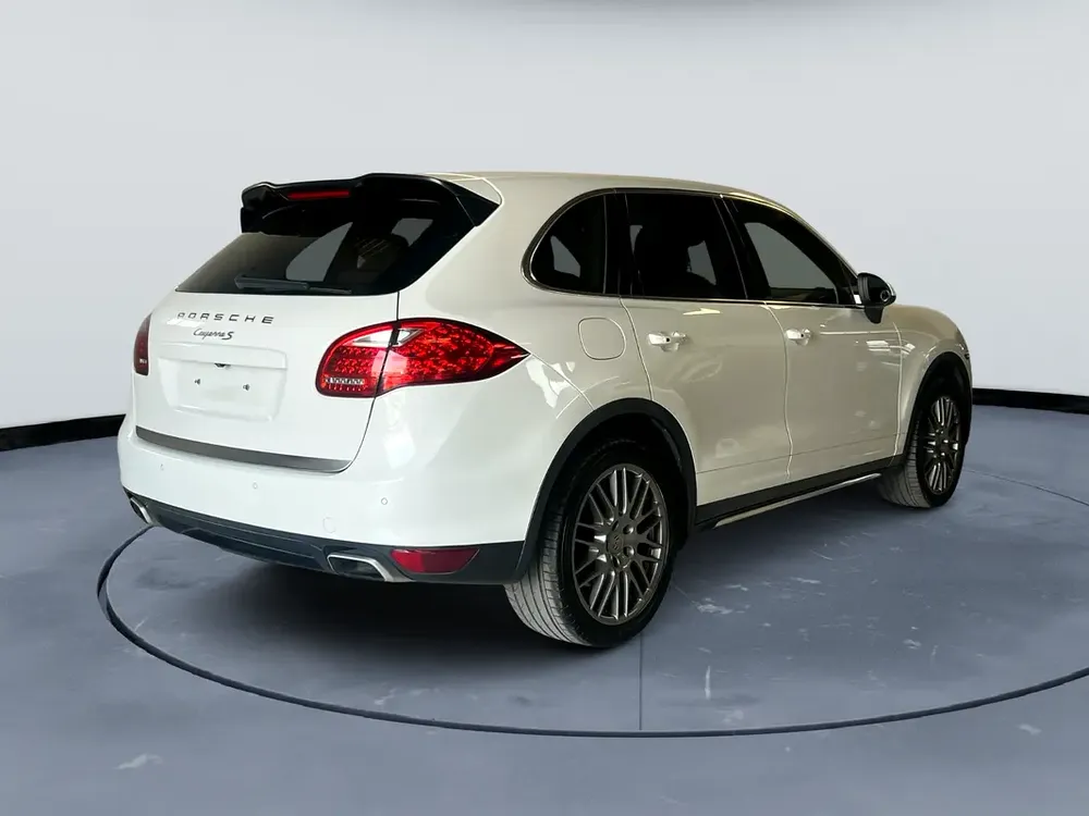 Porsche cayenne S 2014 GCC No accident clean car ready to drive - Image 4