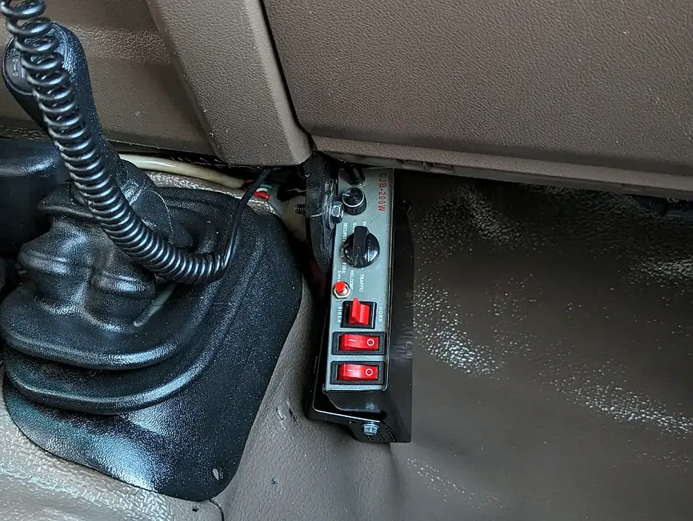 TOYOTA LAND CRUISER 2019 LC78 AMBULANCE GCC IN EXCELLENT CONDITION - Image 9