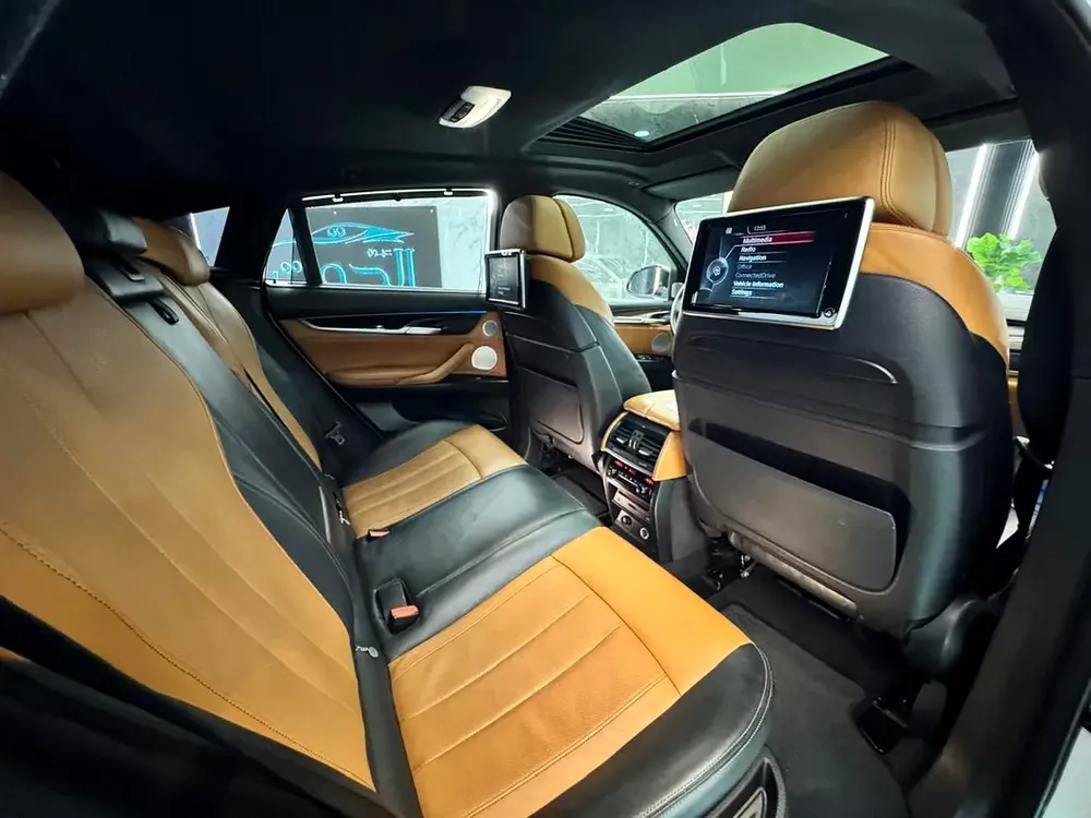 AWESOME BMW X6 xDrive50i M Sport || GCC || TOP RANGE || RADAR || LOW MILEAG - Image 16