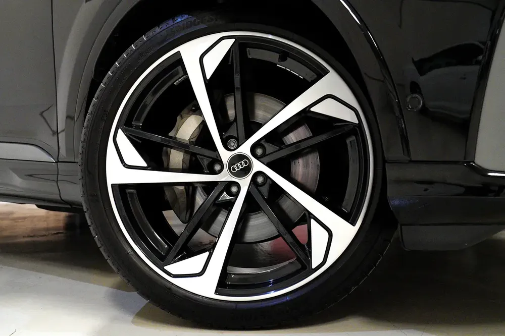 Audi Q7 55 TFSI quattro S line - 2023 - Image 17