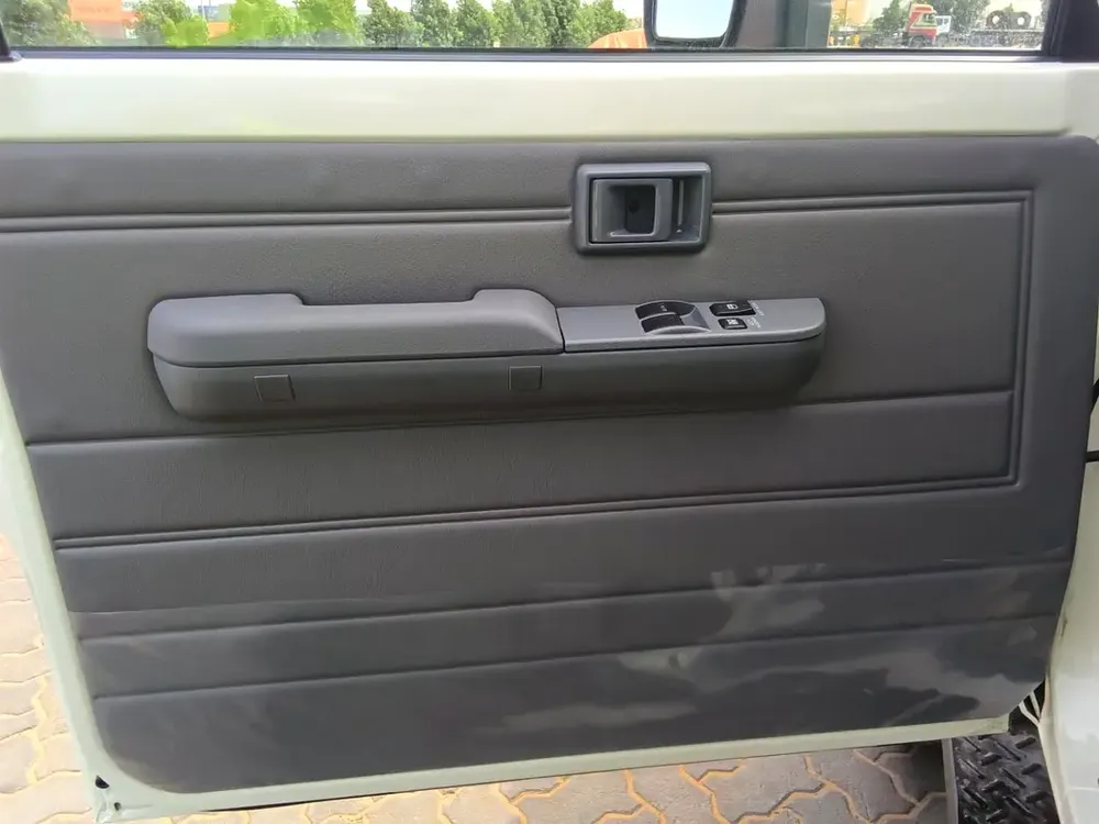 LHD - TOYOTA LANDCRUISER 79 2.8L DIESEL DOUBLE CAB GRADE E MANUAL - Image 6