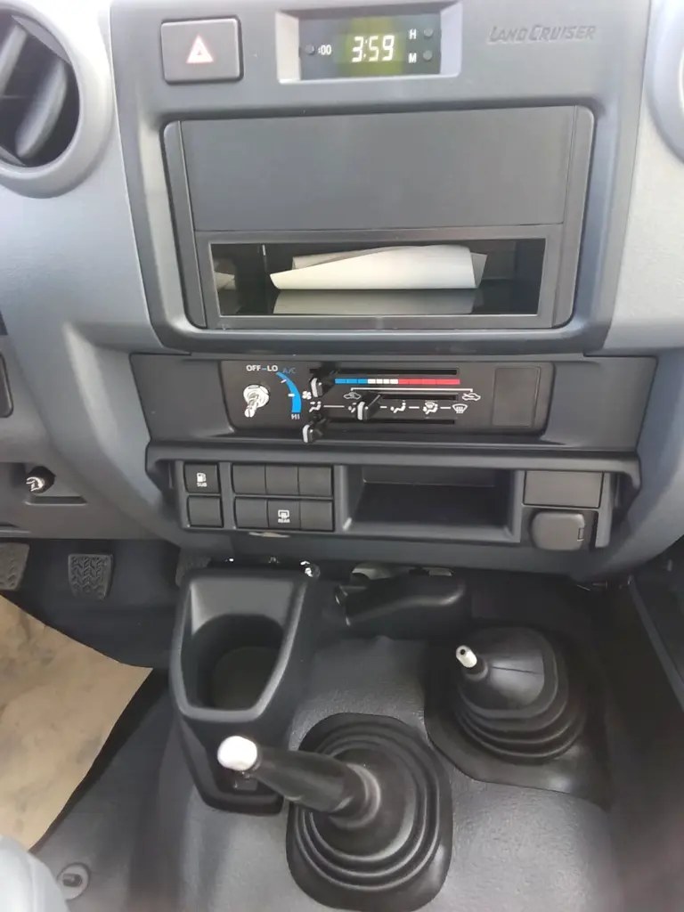 LHD - TOYOTA LANDCRUISER 79 2.8L DIESEL DOUBLE CAB GRADE E MANUAL - Image 9