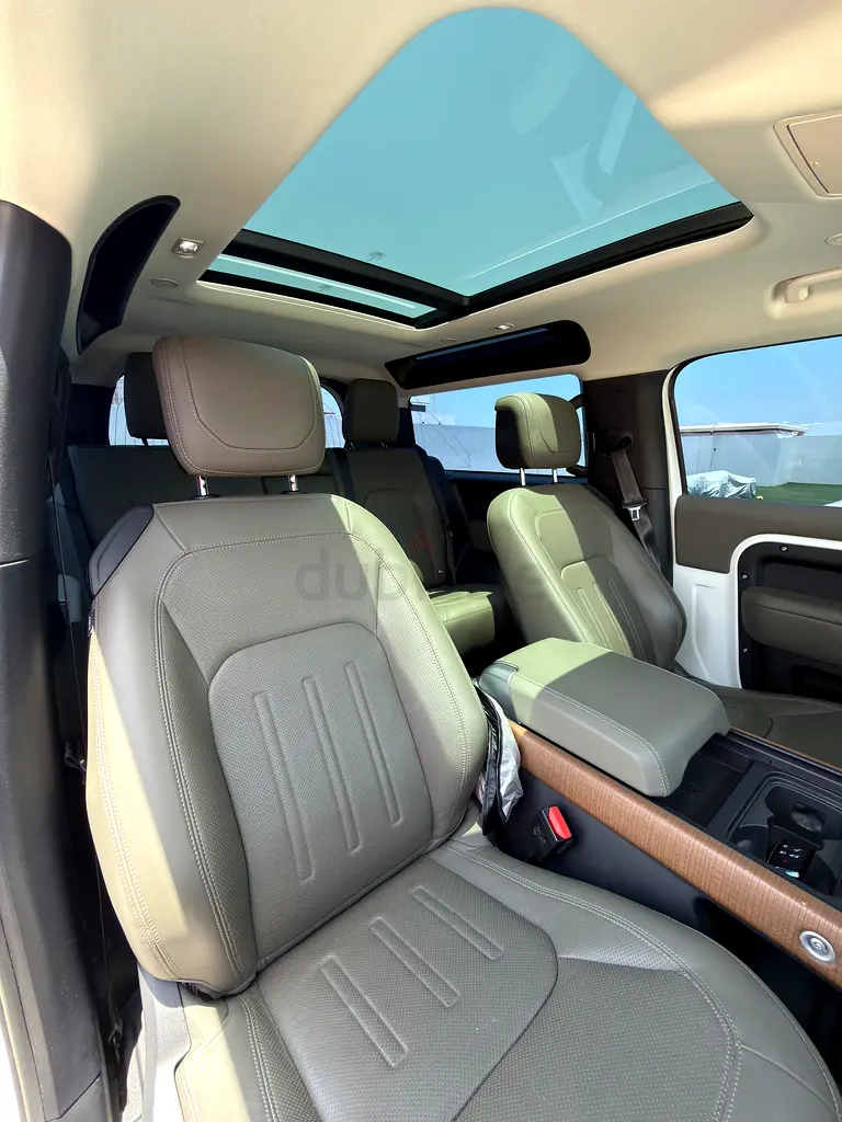 Land Rover Defender GCC V6 | Under Agency Warranty | Full Agency Service - Image 10