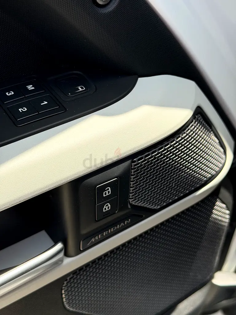 Land Rover Defender GCC V6 | Under Agency Warranty | Full Agency Service - Image 13