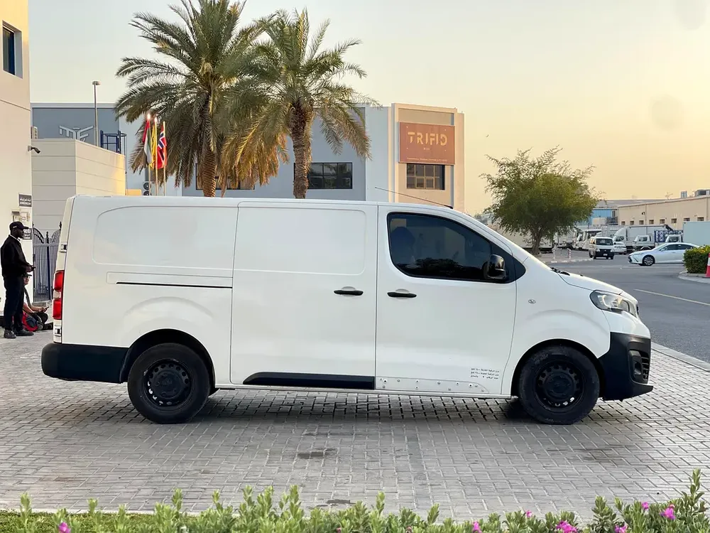 Peugeot Partner 2019 Van Long Body GCC Specs Original paint - Image 7