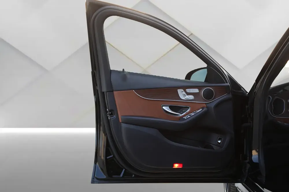 MERCEDES BENZ C300 4 MATIC - 2019 - FULLY LOADED - AMAZING PRICE - Image 8