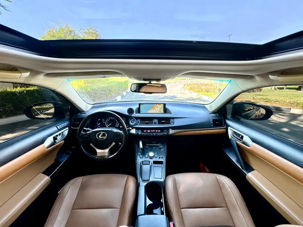 Lexus CT 200h Premier 2018 | Hybrid Efficiency | GCC Specs - Image 10