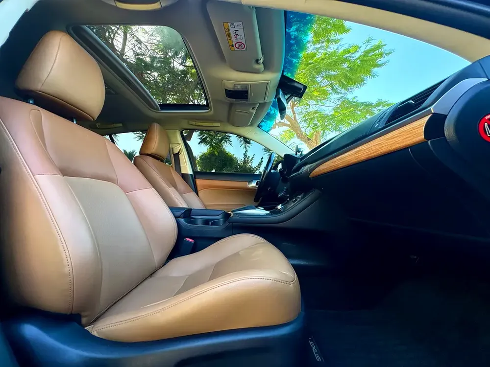 Lexus CT 200h Premier 2018 | Hybrid Efficiency | GCC Specs - Image 14