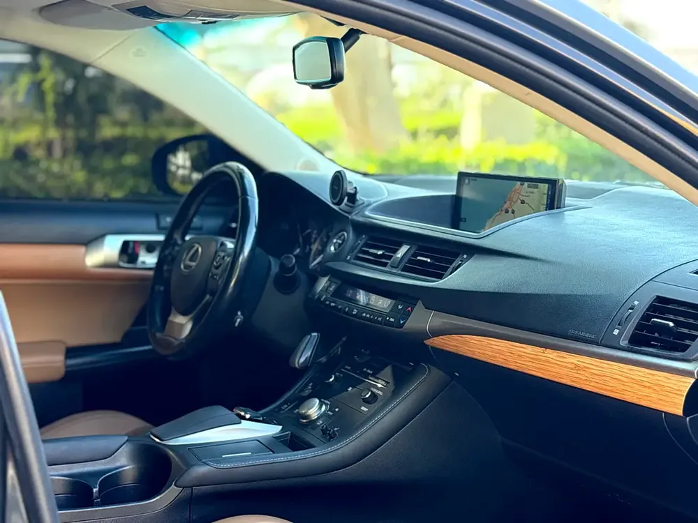 Lexus CT 200h Premier 2018 | Hybrid Efficiency | GCC Specs - Image 15