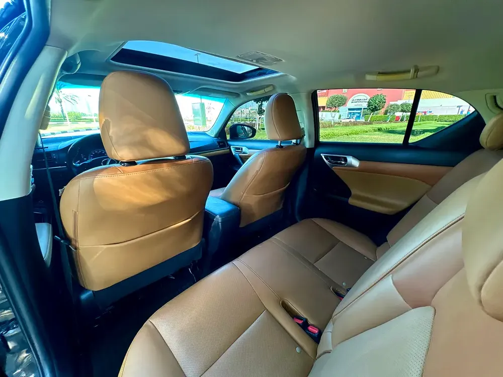 Lexus CT 200h Premier 2018 | Hybrid Efficiency | GCC Specs - Image 8