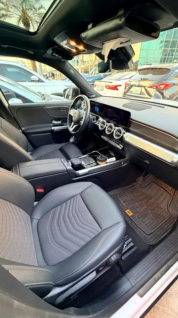 Mercedes-Benz EQB 350 4MATIC, 2024 model - Image 8