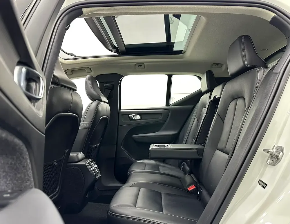 2022 Volvo XC40 T4,  Warranty, Full Volvo Service History, Low Kms, GCC - Image 15