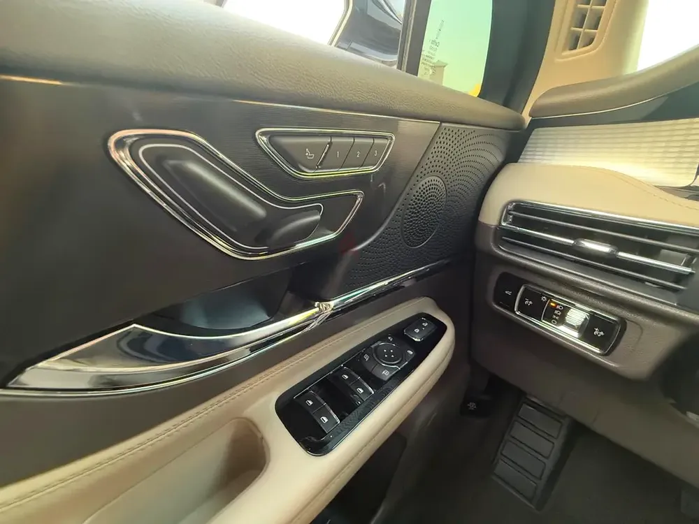 Pristine 2023 Lincoln Corsair | Under agency warranty  service contract, GCC | Luxury Compact S - Image 16