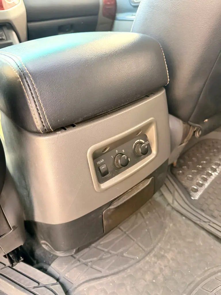 2004 Mitsubishi Pajero 3.5 GC - Image 11