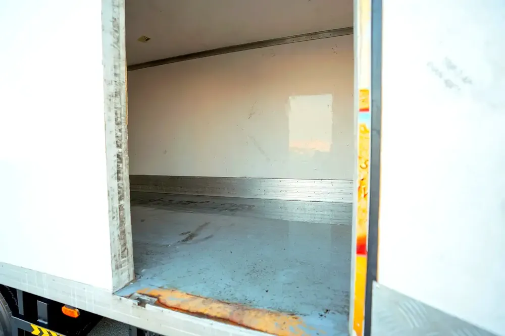 Mitsubishi Canter | Chiller Reddot | GCC Specs | Ref#M16535 - Image 9