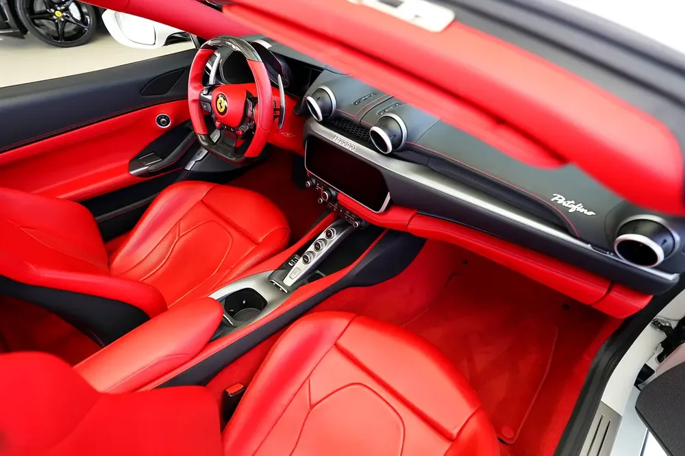 CARBON INTERIOR | PORTOFINO | SERVICE TILL 2026 - Image 9