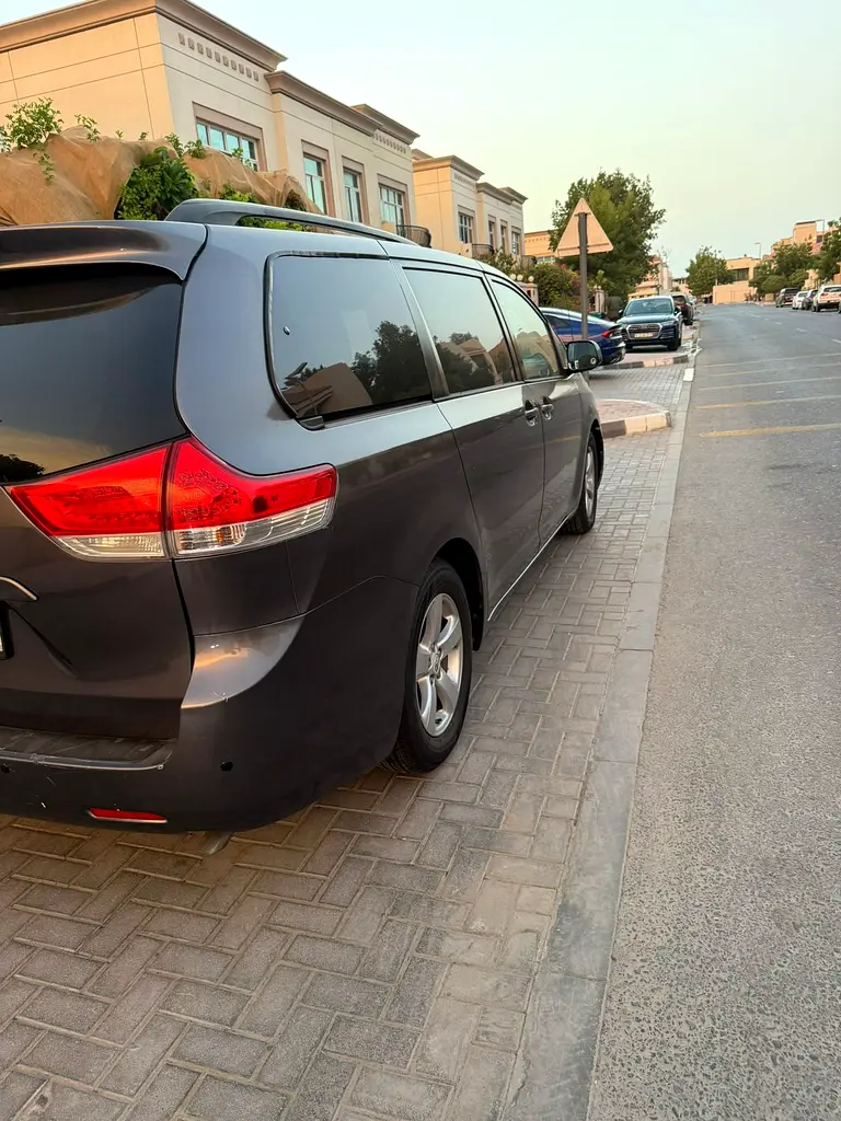 Toyota Sienna LE 2013, American Specs - Well Maintained - Image 5