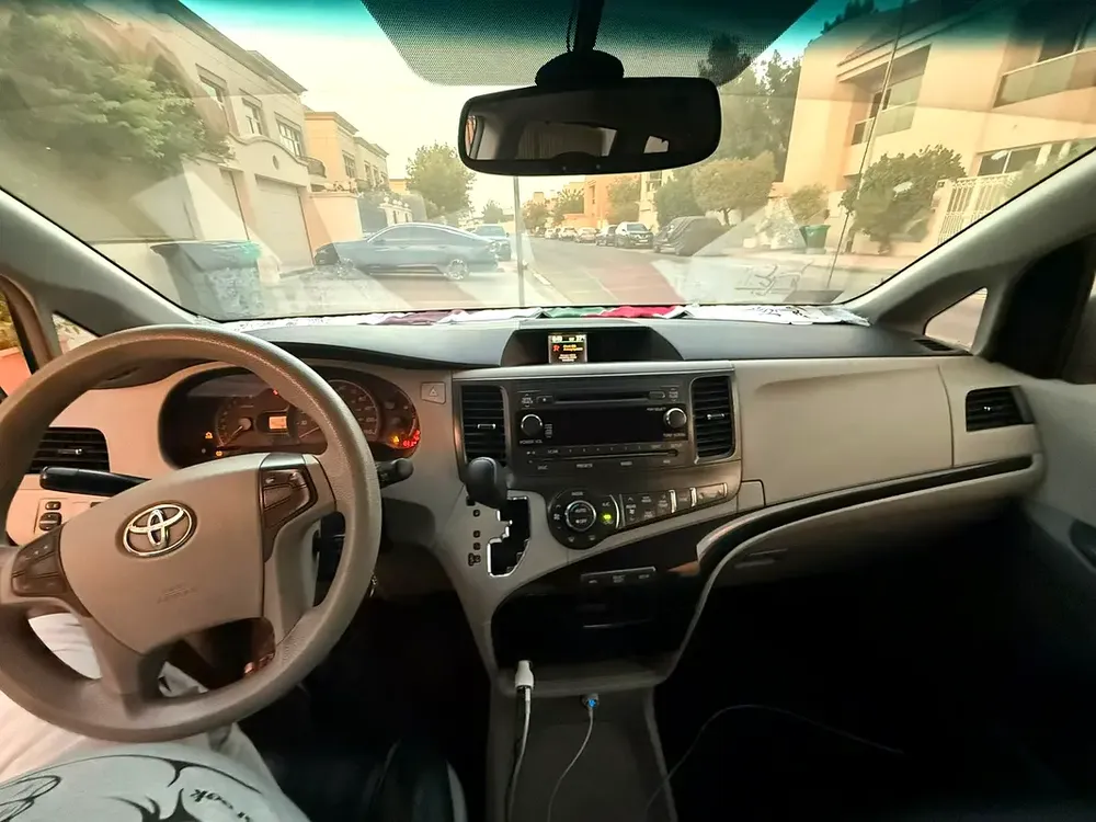 Toyota Sienna LE 2013, American Specs - Well Maintained - Image 7