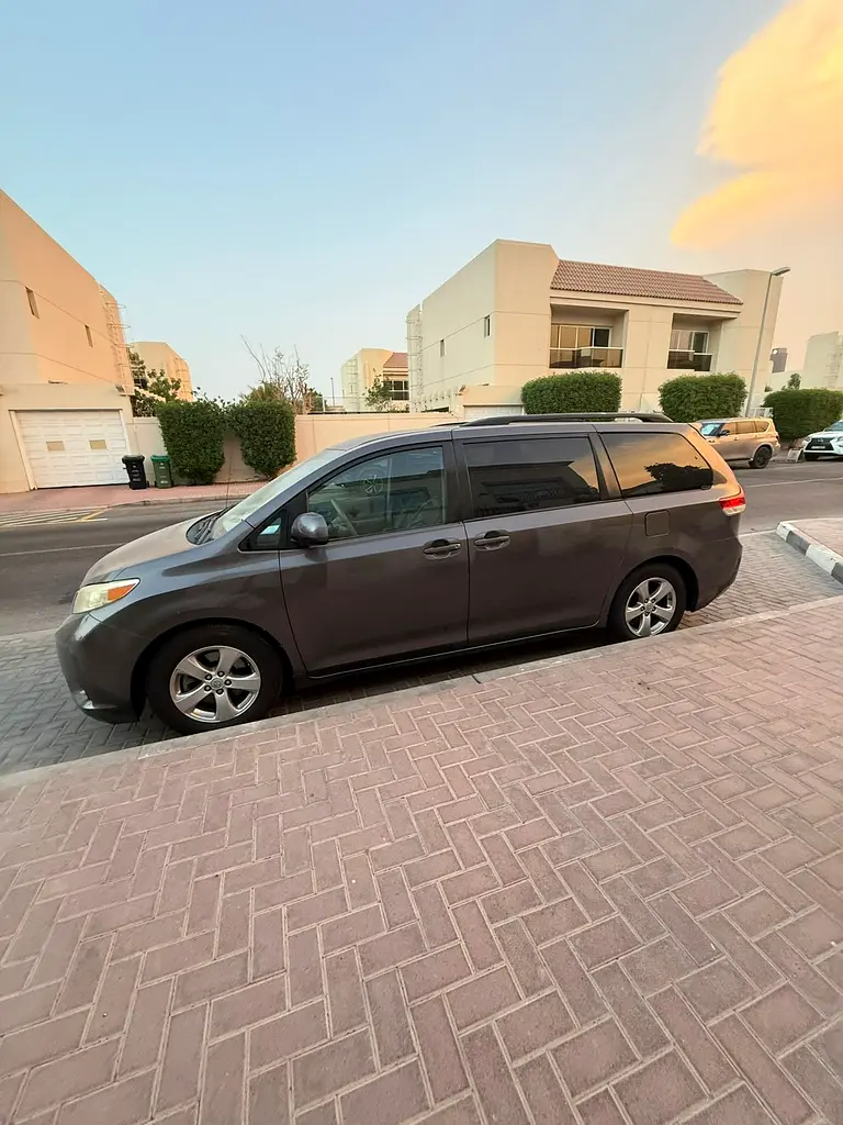 Toyota Sienna LE 2013, American Specs - Well Maintained - Image 8