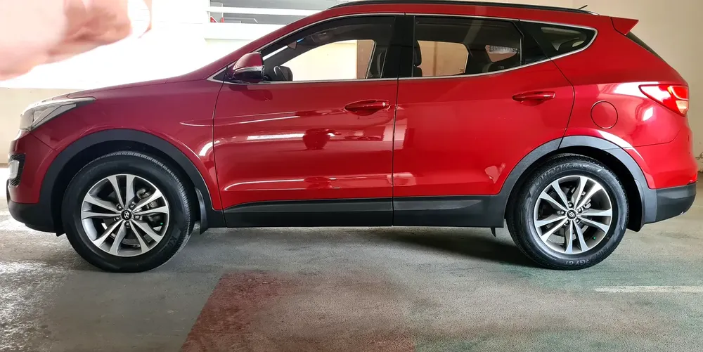 BEST !!! ACCIDENT FREE LOW KMS MID OPTIONS SANTA FE GCC !!! - Image 16