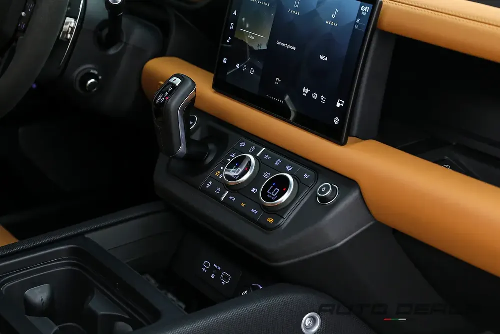 2024 Land Rover Defender 110 P525 V8 Carpathian Edition | GCC Specs | Under Warranty | Like-New - Image 15