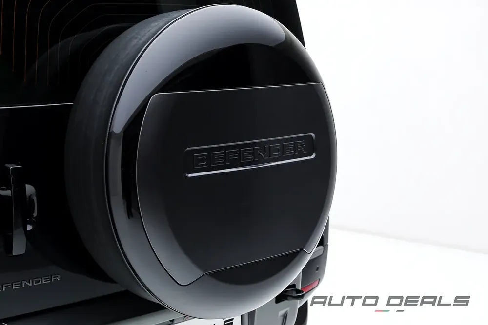2024 Land Rover Defender 110 P525 V8 Carpathian Edition | GCC Specs | Under Warranty | Like-New - Image 7