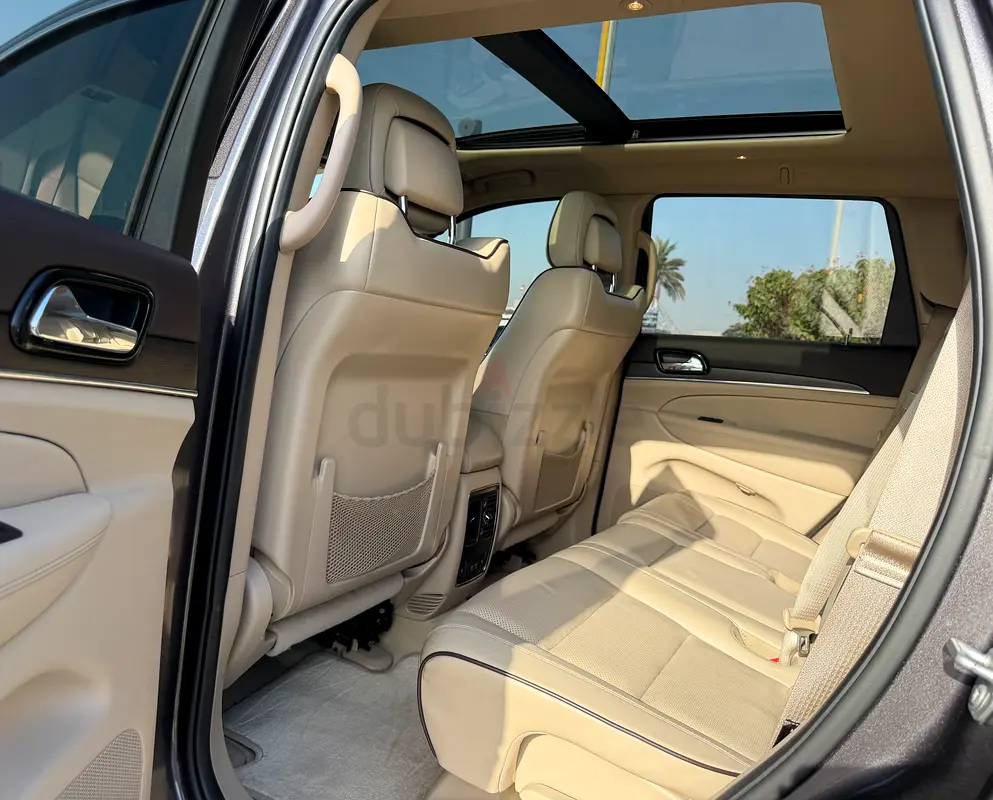 Overland Plus  .. V8 .. GCC ..Original paint .. FSH .. Perfect Condition .. Top Range - Image 11