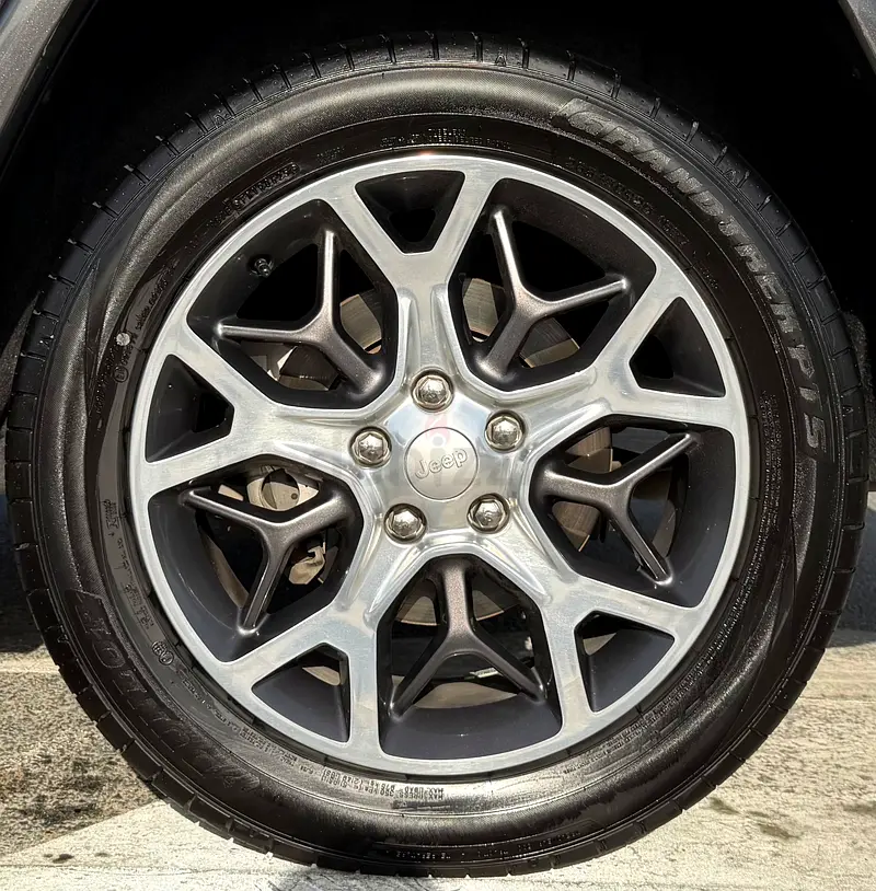 Overland Plus  .. V8 .. GCC ..Original paint .. FSH .. Perfect Condition .. Top Range - Image 17