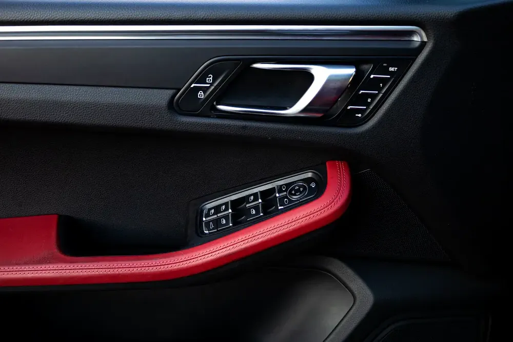 Porsche Macan T 2022 GCC under Warranty with Flexible Down-Payment. - Image 10