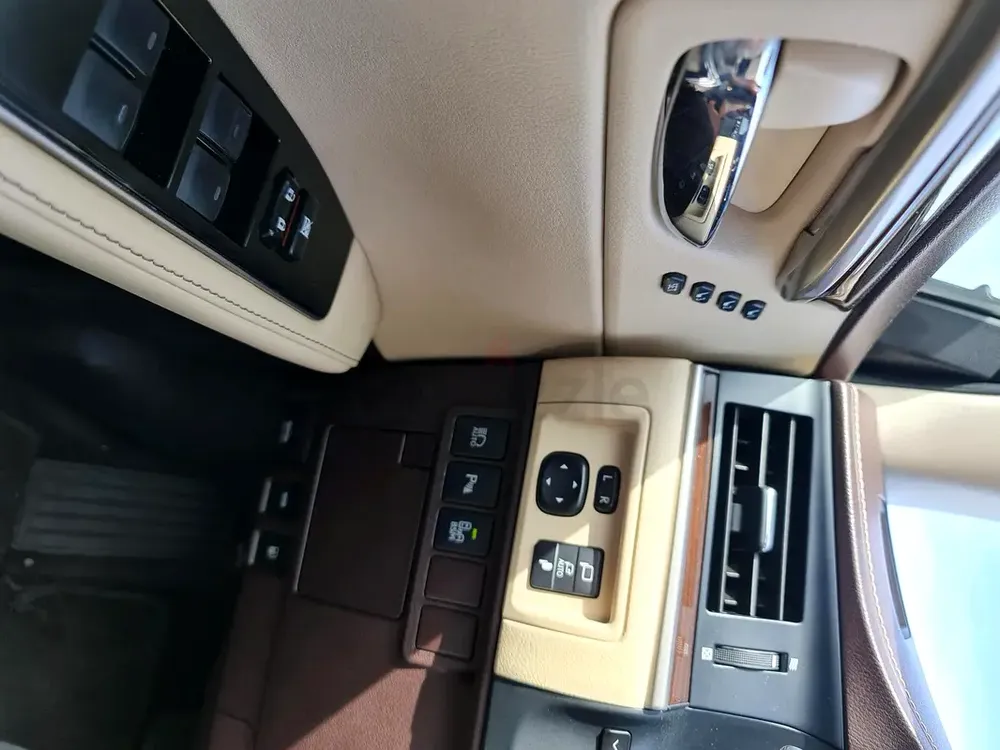 Lexus ES 350 Platinum 2017 GCC Specs - Full Al FuttaimService History - Lady Driven - Mint Condition - Image 10