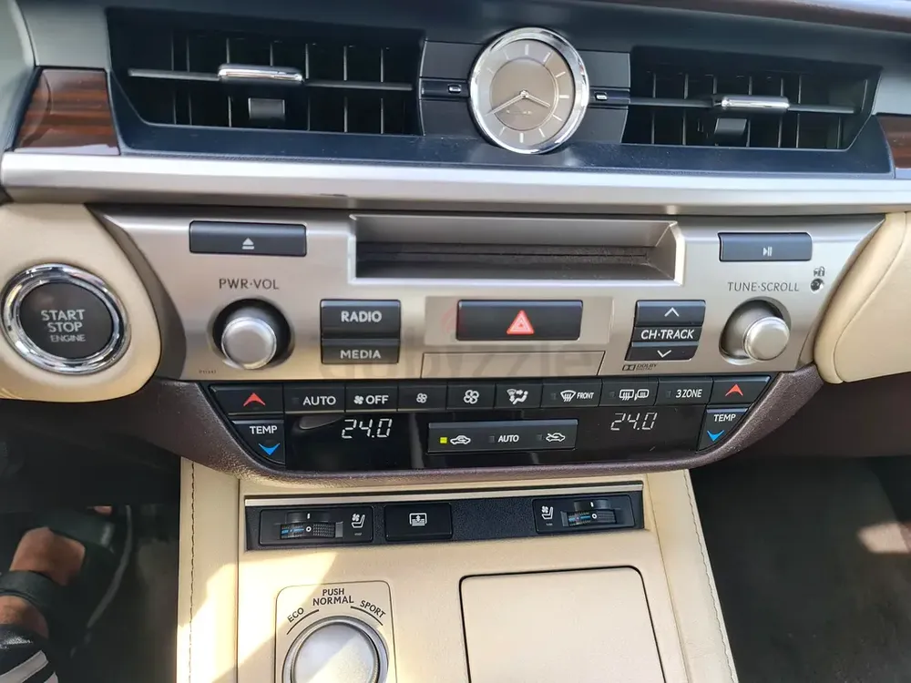 Lexus ES 350 Platinum 2017 GCC Specs - Full Al FuttaimService History - Lady Driven - Mint Condition - Image 11