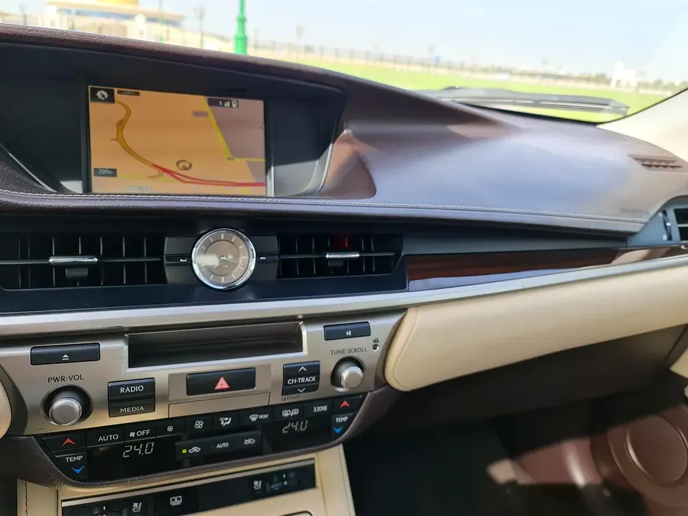 Lexus ES 350 Platinum 2017 GCC Specs - Full Al FuttaimService History - Lady Driven - Mint Condition - Image 12