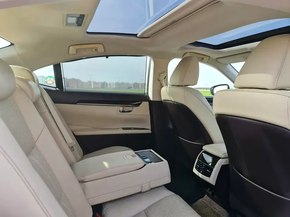 Lexus ES 350 Platinum 2017 GCC Specs - Full Al FuttaimService History - Lady Driven - Mint Condition - Image 4