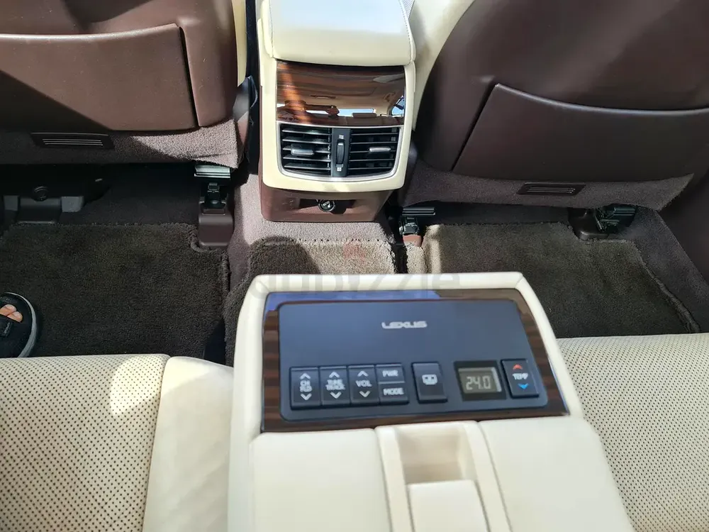 Lexus ES 350 Platinum 2017 GCC Specs - Full Al FuttaimService History - Lady Driven - Mint Condition - Image 5