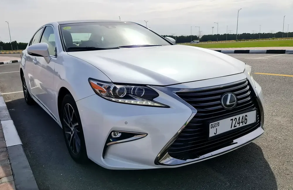 Lexus ES 350 Platinum 2017 GCC Specs - Full Al FuttaimService History - Lady Driven - Mint Condition - Image 7