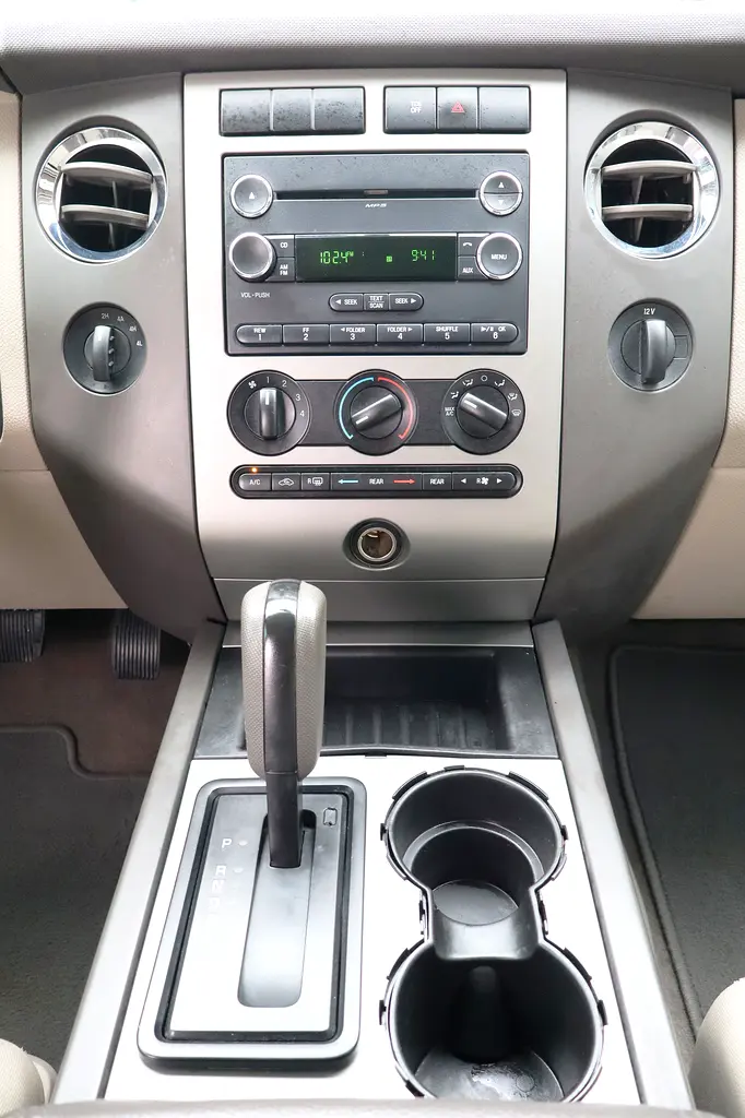 Original Paint . GCC Specs . 5.4L V8 Engine . Excellent Condition - Image 12