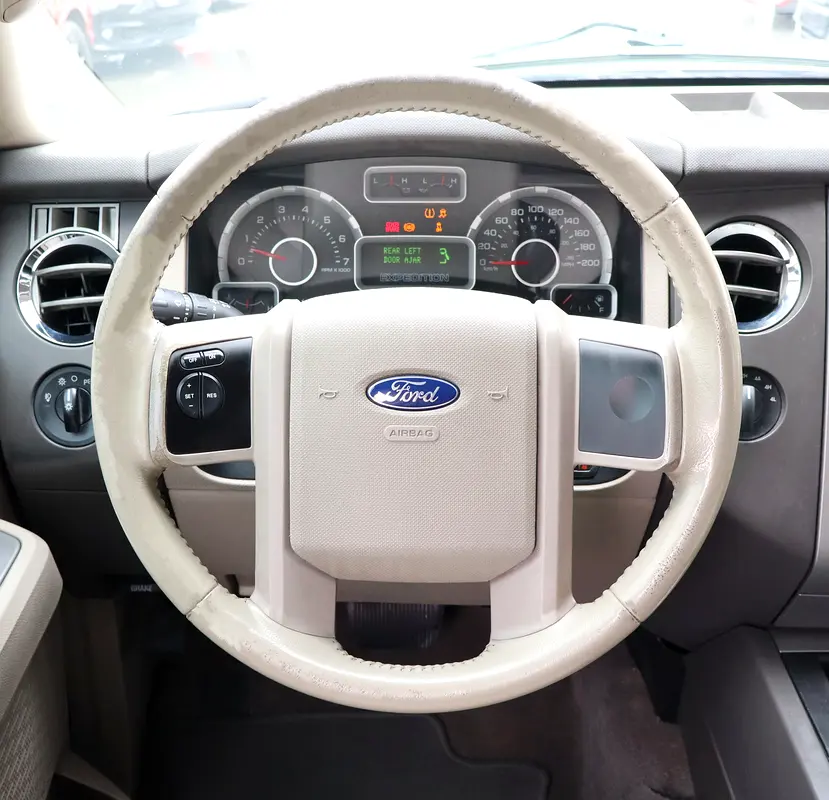 Original Paint . GCC Specs . 5.4L V8 Engine . Excellent Condition - Image 13