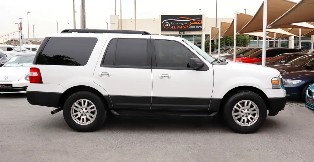 Original Paint . GCC Specs . 5.4L V8 Engine . Excellent Condition - Image 17